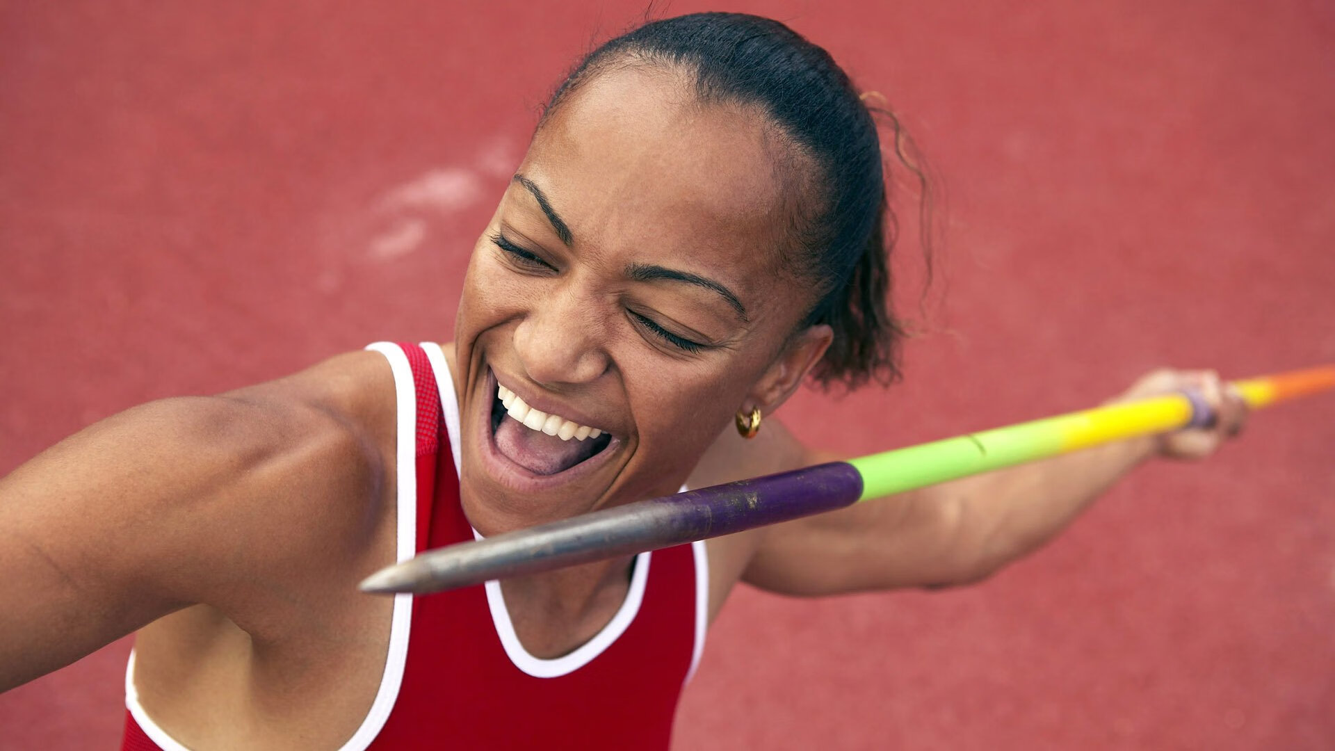 “青少年足球技能大赛激烈角逐，弘扬拼搏精神”，青少年足球实战智慧