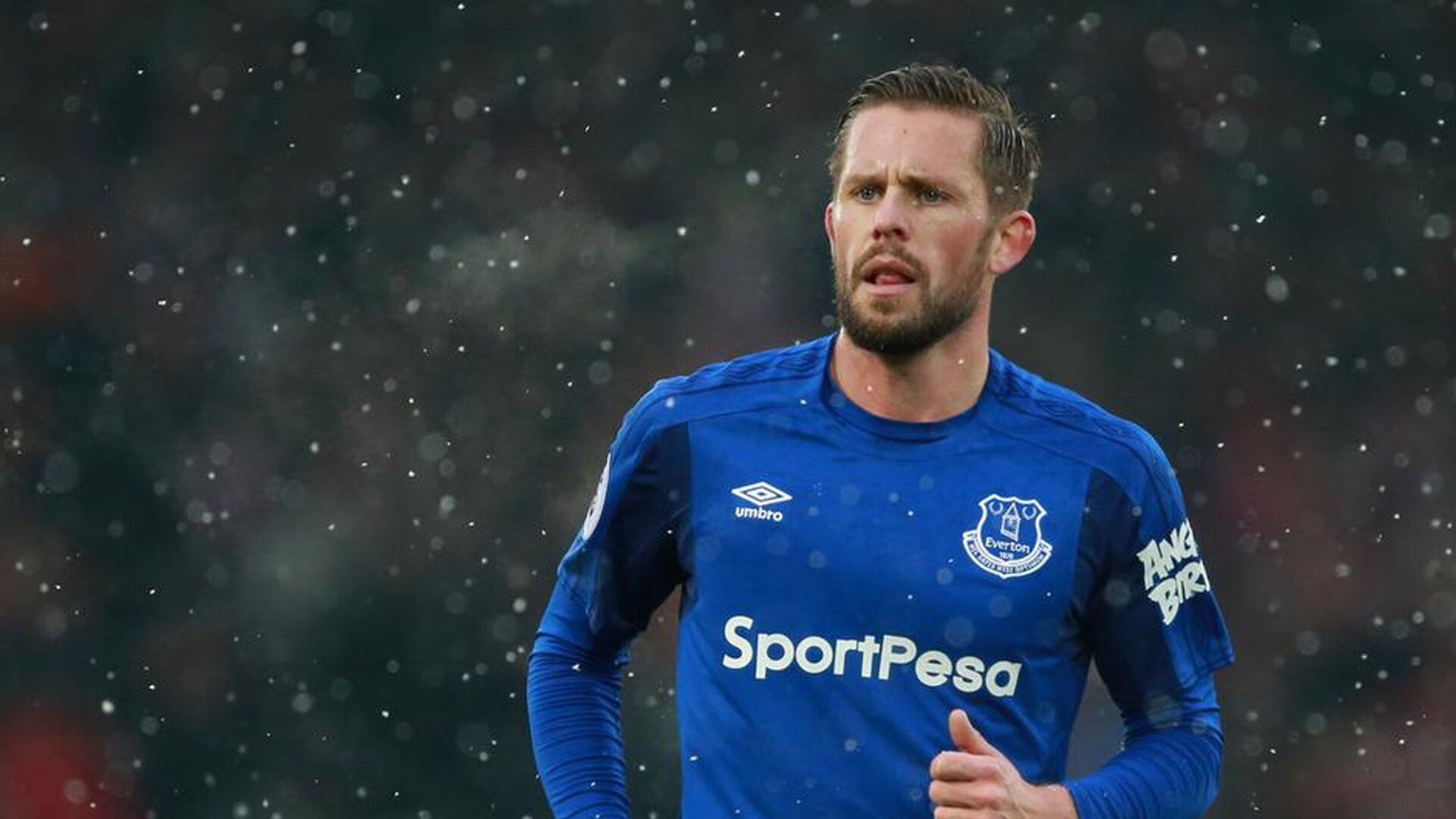 场上气氛火爆：观众席座无虚席，助威声震天！，场上观众是什么意思