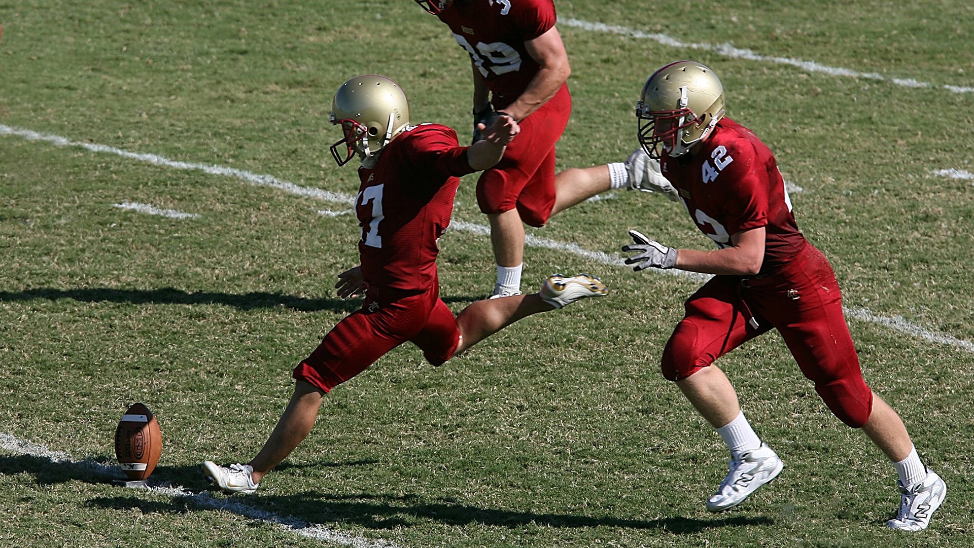 李恩：在比赛中不断突破对方防线，为全黑队制造无限威胁，搜索李恩